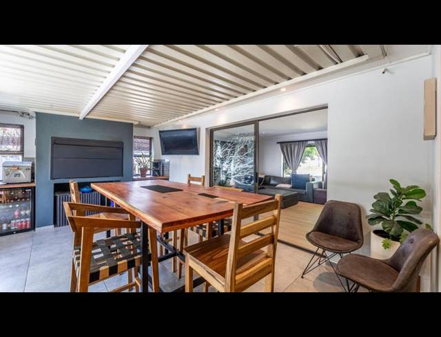 3 BEDROOM HOUSE FOR SALE IN UITZICHT